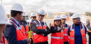 Ministro de Hacienda destaca rol clave de Aduanas en visita al puerto de San Antonio