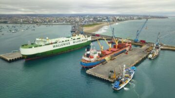 Ian Taylor agencia importante descarga de vehículos en el puerto de Manta, Ecuador, con llegada de la M/N Arc Resolve de Wallenius Wilhelmsen Ocean