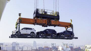 STI transfiere 800 vehículos que arribaron a Chile en flat racks