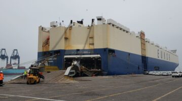 Ian Taylor agencia en San Antonio nave que descarga más de 5 mil unidades de vehículos