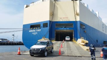 Ian Taylor agencia nave en Ecuador que descarga 1.195 unidades de vehículos y maquinarias