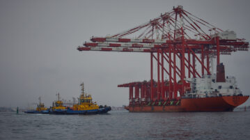 SAAM Towage Perú atiende nave que transportó 15 grúas eléctricas en Puerto del Callao