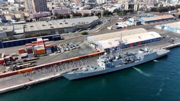 Fragata Capitán Prat arribó a Puerto Antofagasta y fue recibida con emotiva ceremonia