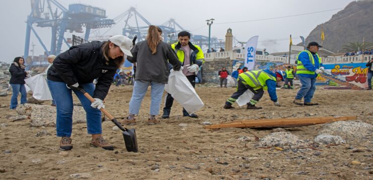 TPS lideró actividad de limpieza de playa San Mateo de Valparaíso