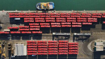 Ian Taylor agencia arribo de nave que descarga 300 nuevos buses eléctricos en San Antonio