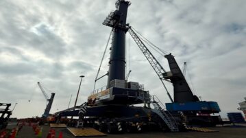Nuevas grúas móviles de alta tecnología arribaron a Puerto Angamos