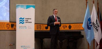 La Armada y Puerto San Antonio refuerzan gestión de emergencias portuarias en seminario que convocó a expertos y autoridades