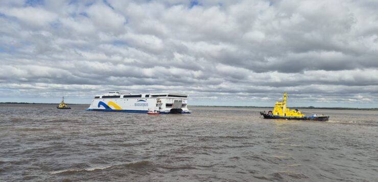 SAAM Towage lidera en Uruguay la descarga y traslado del catamarán eléctrico más grande del mundo