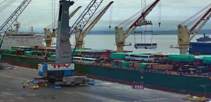 Terminal Portuario de Valparaíso concreta descarga masiva de vagones, buses y maquinaria